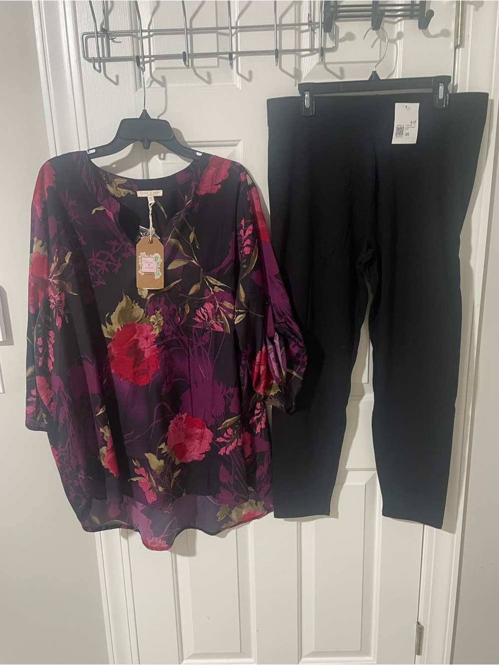 Floral Print V-Neck Blouse - Black & Magenta Flint & Moss 3x new 3x leggings